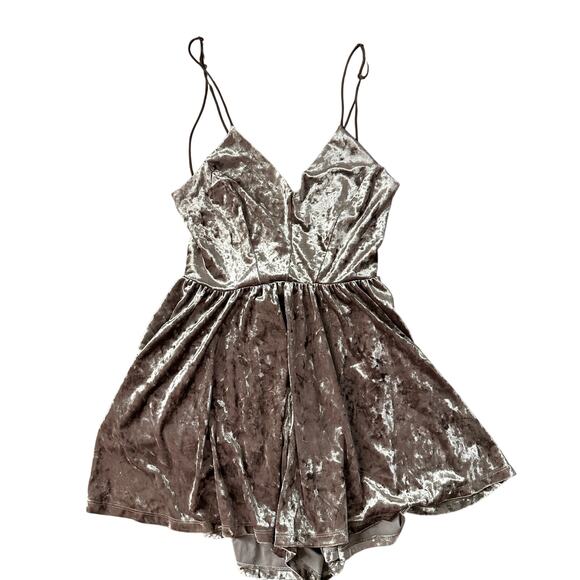 Urban outfitters crushed velvet Vanessa romper size Large silence noise - Picture 1 of 11